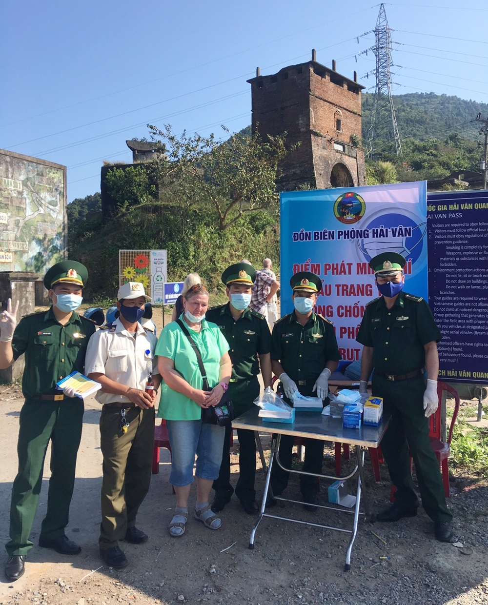 Đồn Biên phòng Hải Vân, BĐBP Đà Nẵng phát khẩu trang miễn phí cho du khách tại khu di tích Hải Vân quan. Ảnh: Thanh Trúc.